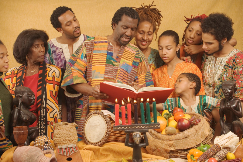 Celebrar a família, a comunidade e a cultura além do Natal, com Kwanzaa